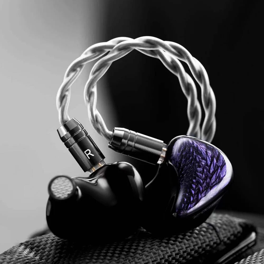 Fones de ouvido Kinera Celest Wyvern pretos com cabo e microfone